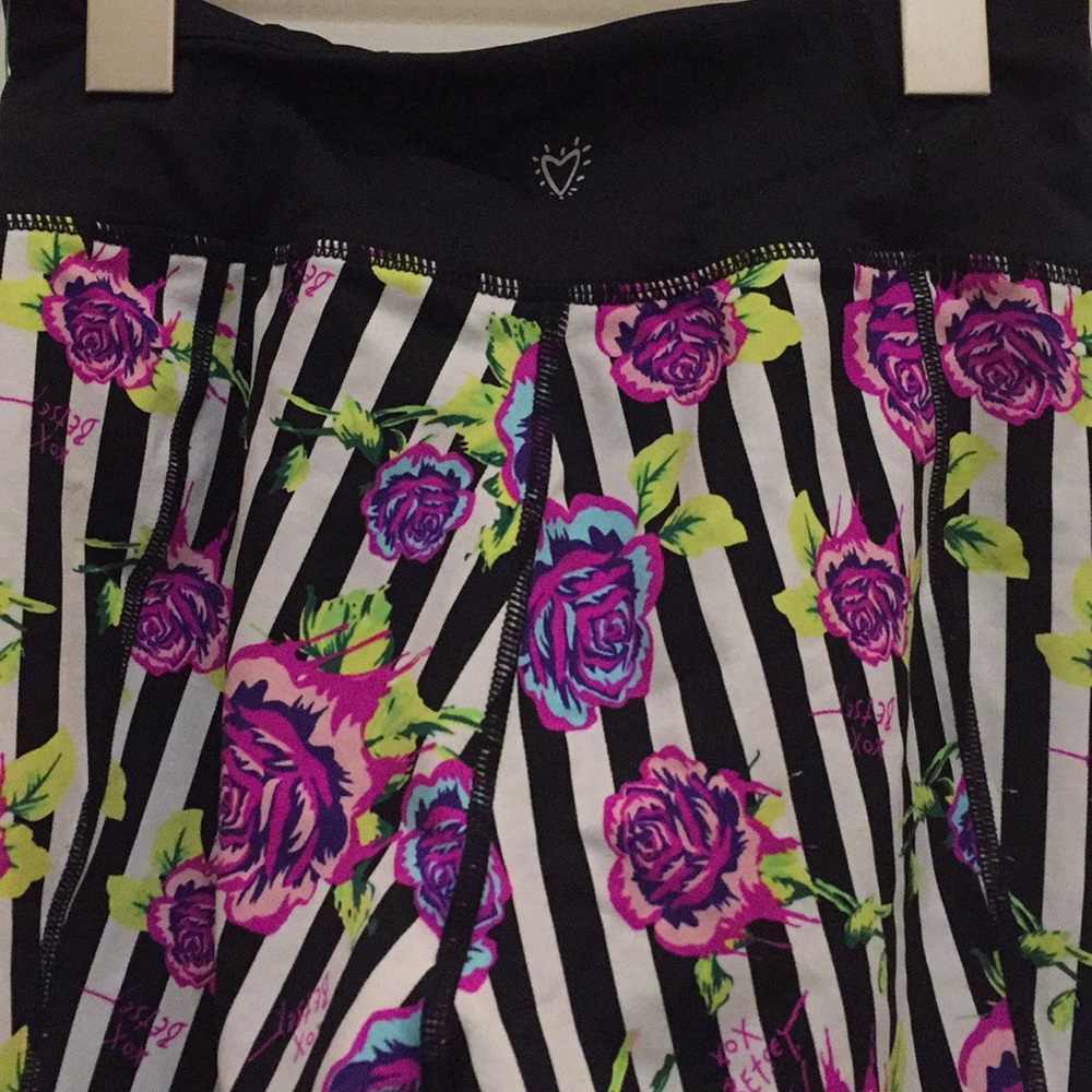 Betsey Johnson Black Stripe Floral quirky Capri Workout Yoga Leggings Xs - Picture 8 of 11